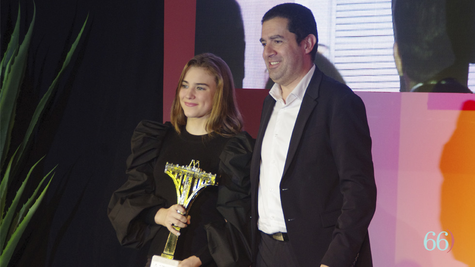 Maia Llácer recogiendo su premio / Foto: Pagina66)