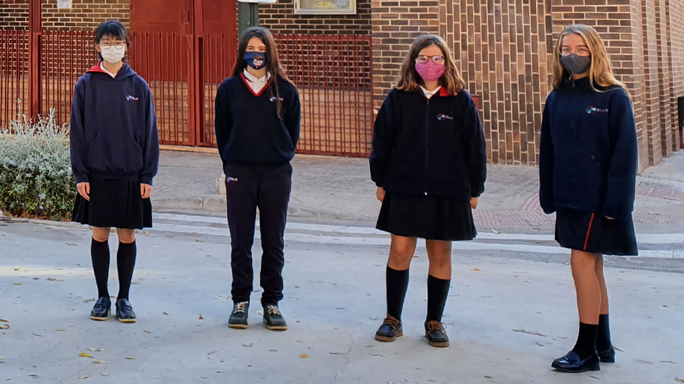 Alumnes premiades en el col·legi Esclaves