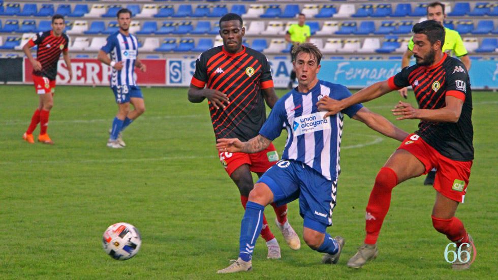 Ra&iacute;llo disputa un bal&oacute;n frente a dos defensores del H&eacute;rcules