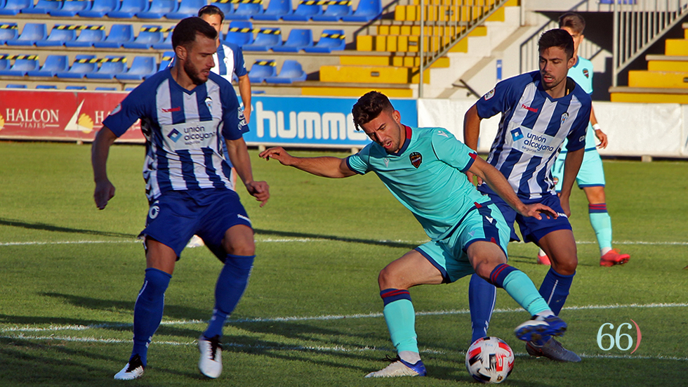 Jony y Juanan presionan a un jugador del Levante B en El Collao