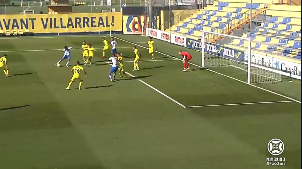 Instante en el que Jona golpea para el 0-1 / Foto: Captura Footters