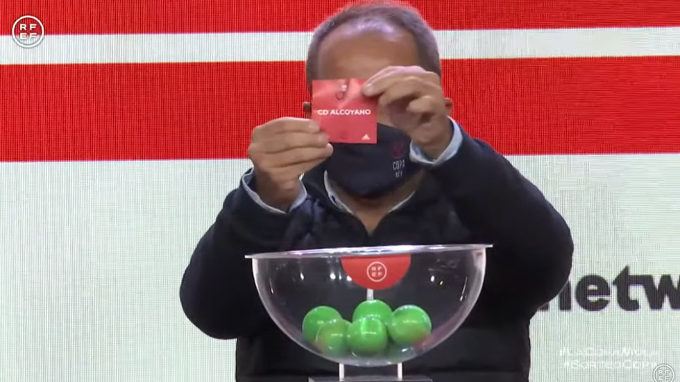 José Luis González con la bola del Alcoyano
