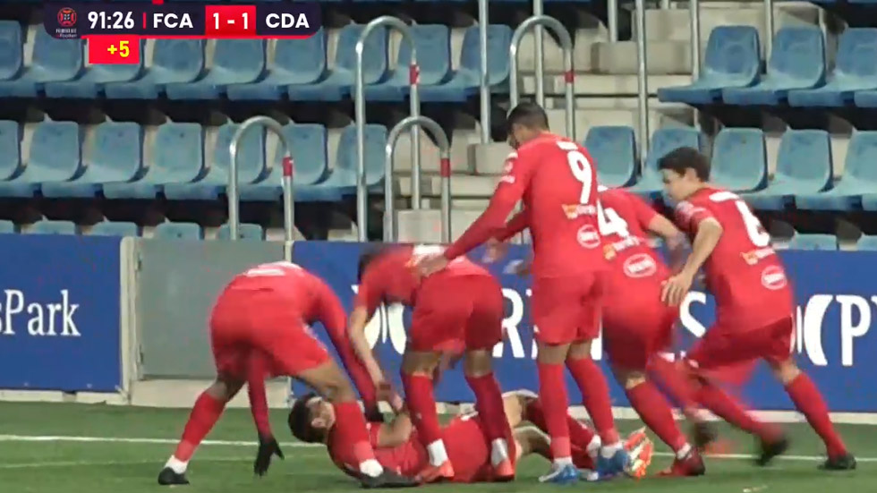 El equipo celebra el segundo gol / Foto: Captura Footters