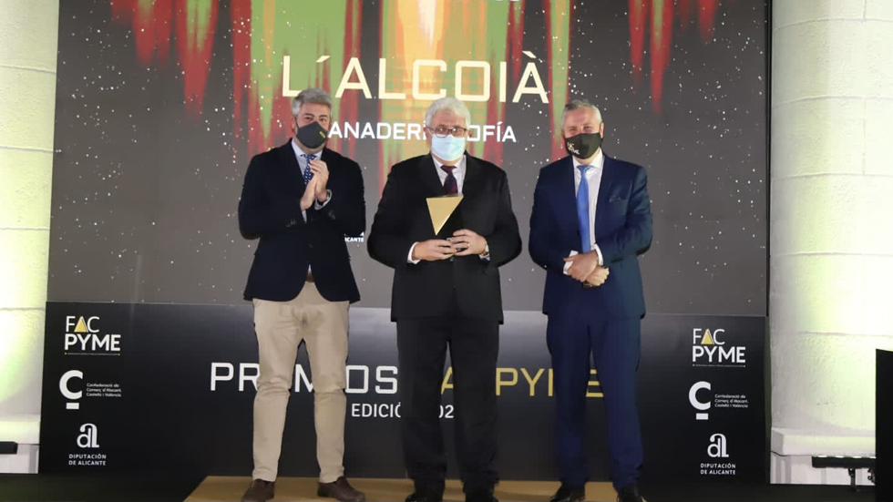 El premiado José Antonio Cortés con Pablo de Gracia y Rafa Pérez, presidentes de la Cámara de Comercio y ACECA respectivamente