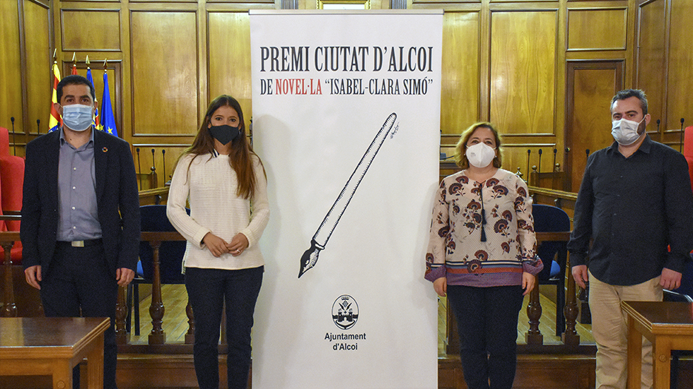 Entrega primera edició premis Ciutat d'Alcoi de Novel·la Isabel-Clara Simó