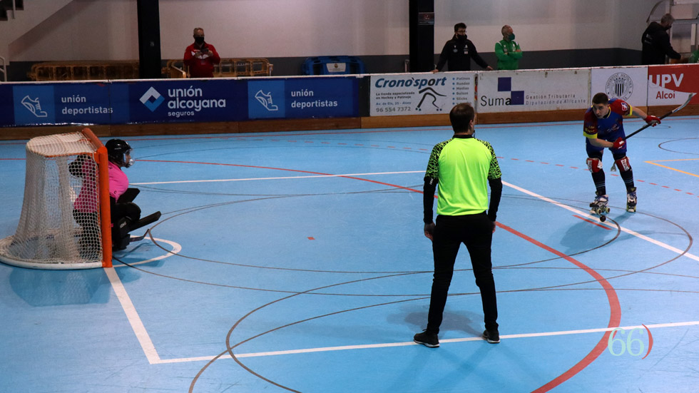 Gonzalo Pérez ante el portero del Liceo en la pasada temporada