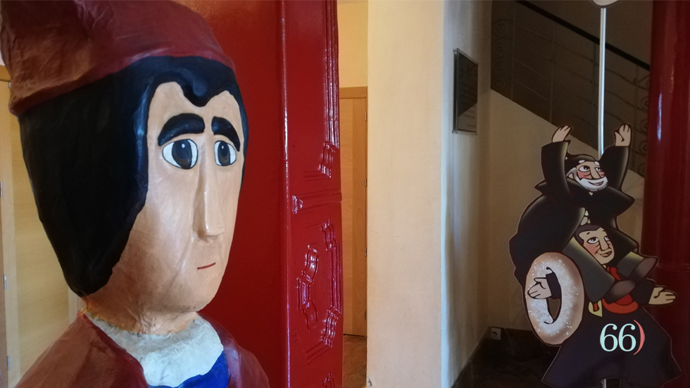 Figures de Tirisiti a l'entrada del Teatre Principal // Foto: Arxiu Pagina66)