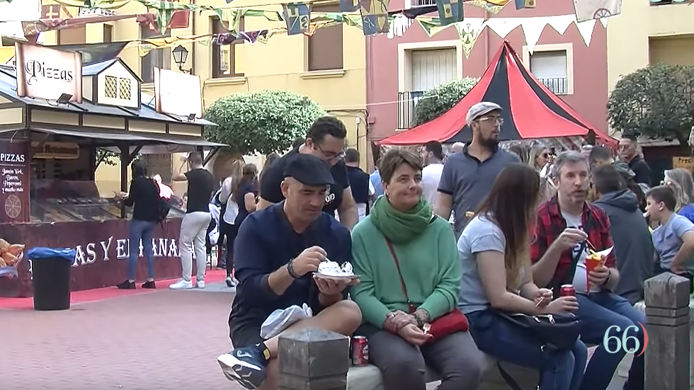 Visitans durant la 676 Fira de Tots Sants