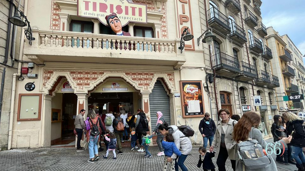 Entrada d'escolars al Betlem de Tirisiti // Foto: SBG