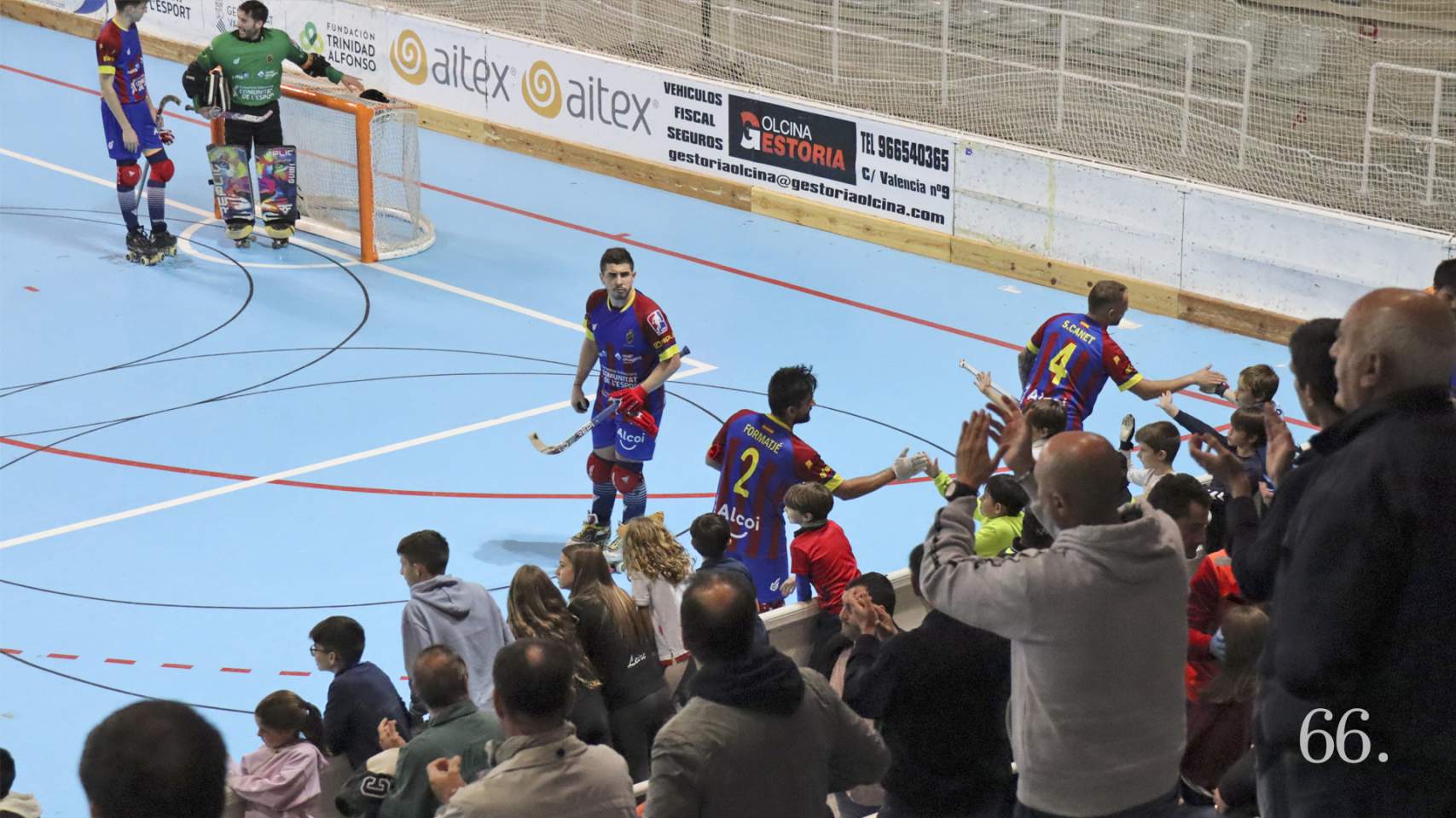 Los jugadores saludando después de un encuentro en el Miguel Sarasa