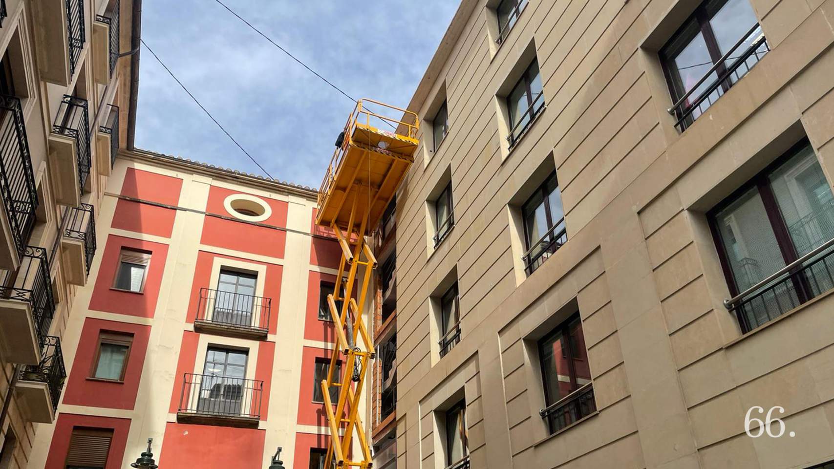 Grúa en los primeros trabajos en el Passatge de Sant Llorenç