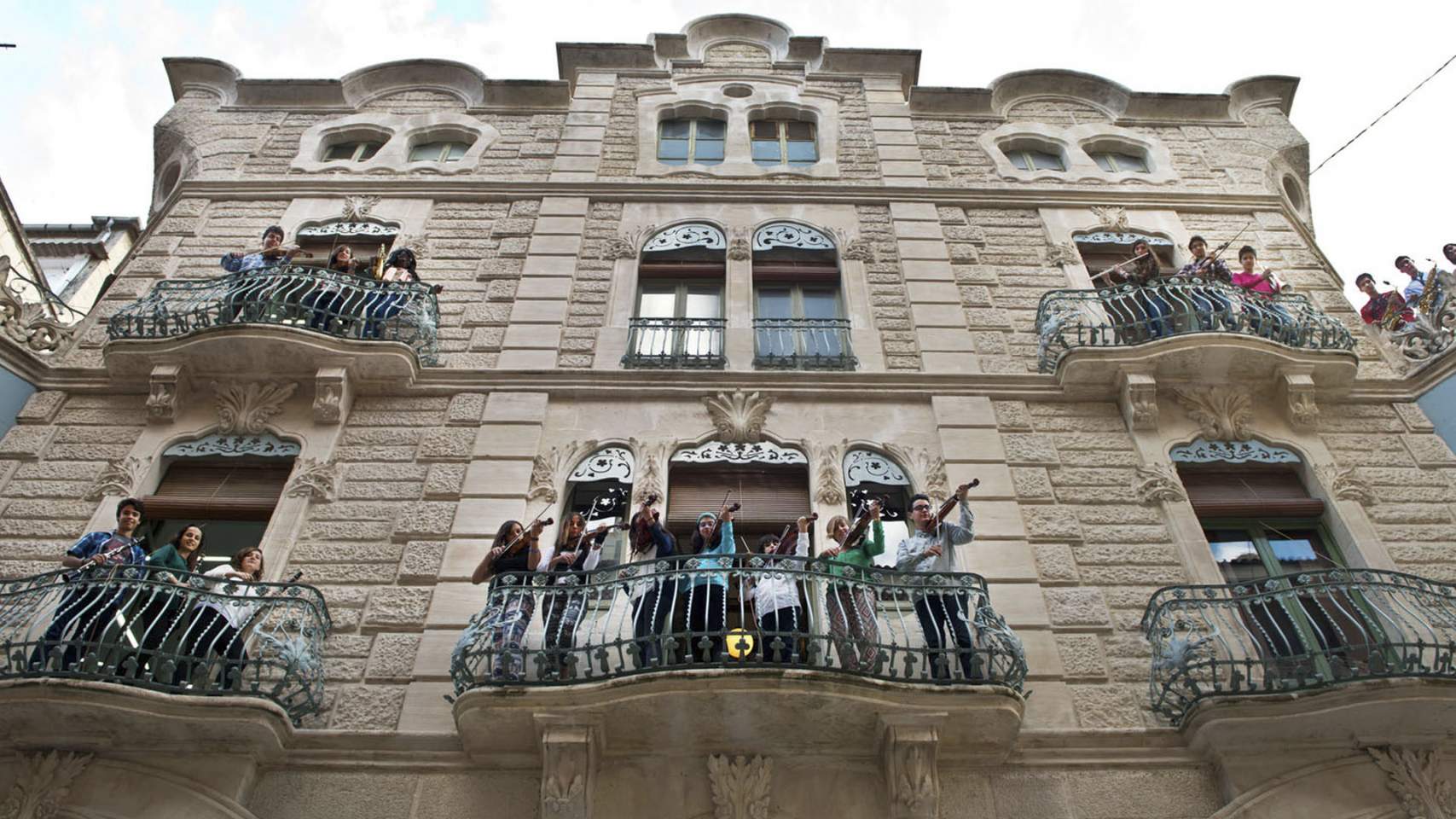 Conservatorio y alumnos en la fachada