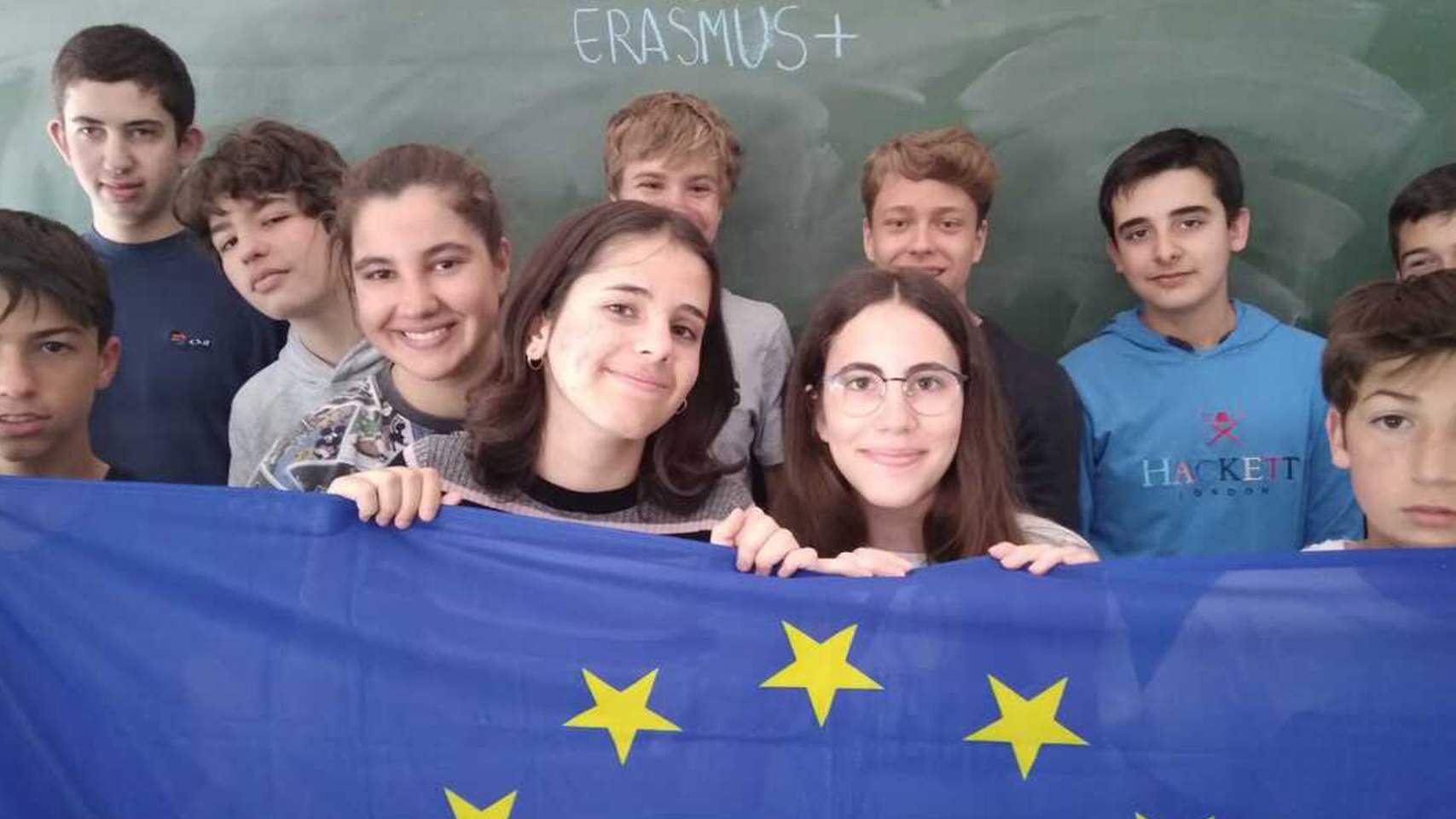 Alumnat de Carmelites amb la bandera d'Europa / Foto: Carmelites Alcoi