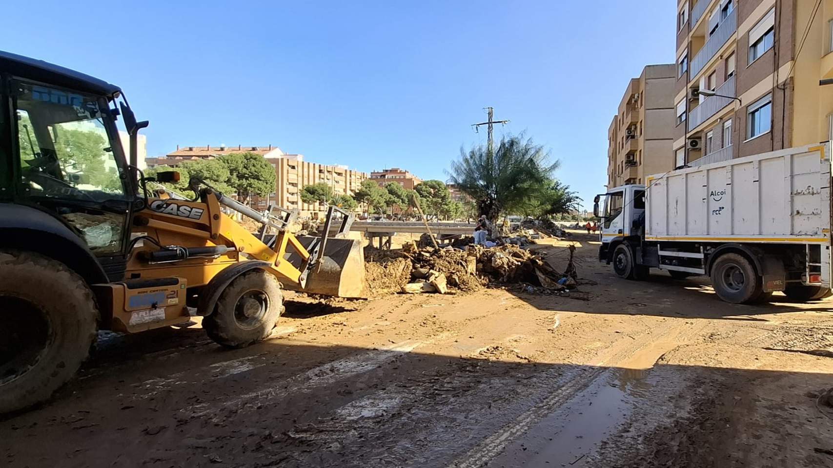 Vehículos de Alcoy trabajando en Paiporta
