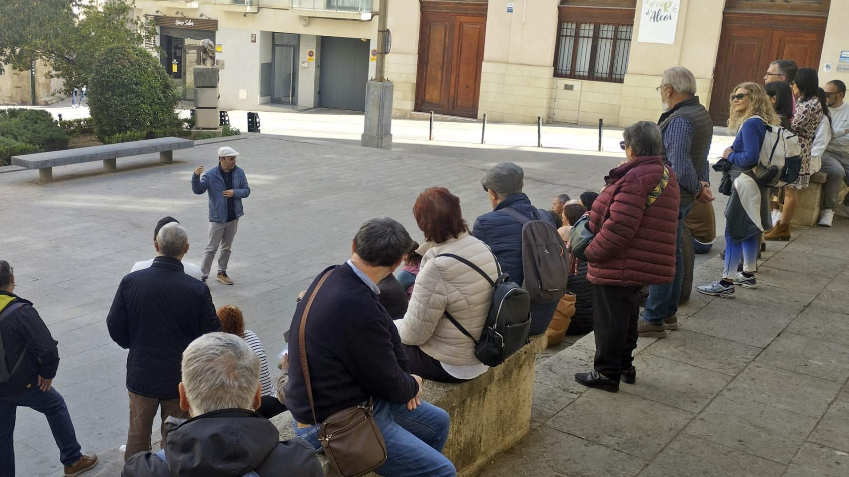Gisbert i el públic durant la ruta literària