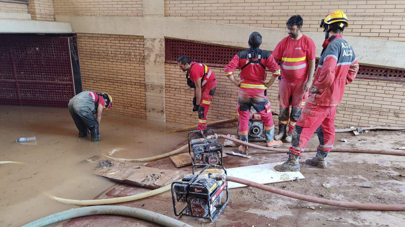 Voluntarios de ACIF en tareas de recuperación en zonas afectadas / Foto: Facebook ACIF