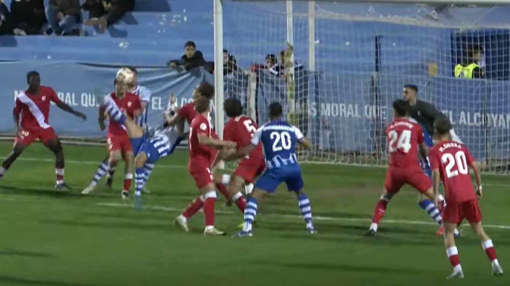 Momento de la chilena de Losada