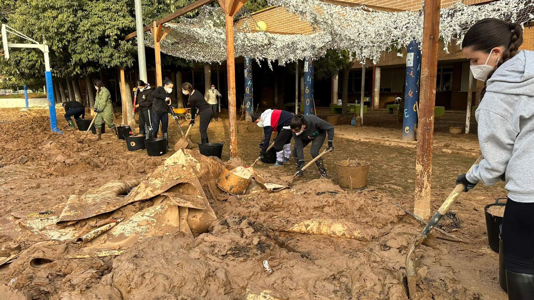 Voluntarios en la zona afectada por la dana