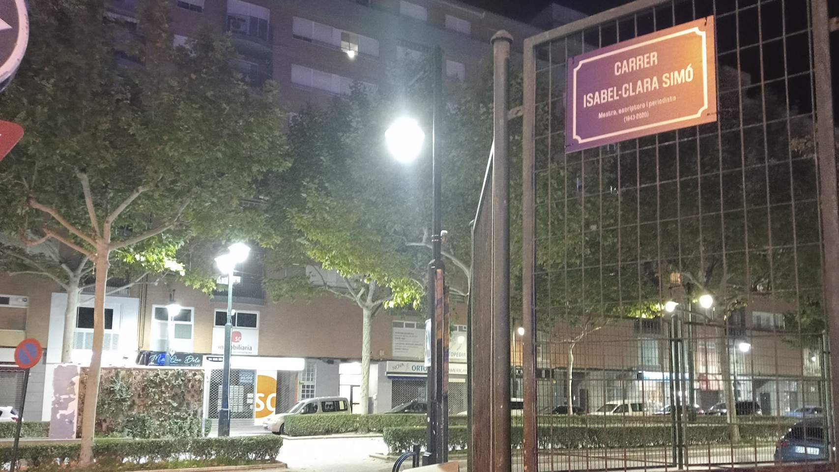 Canvien de manera simbòlica dos carrers i els bategen amb els noms d’Isabel-Clara Simó i Les Rapades