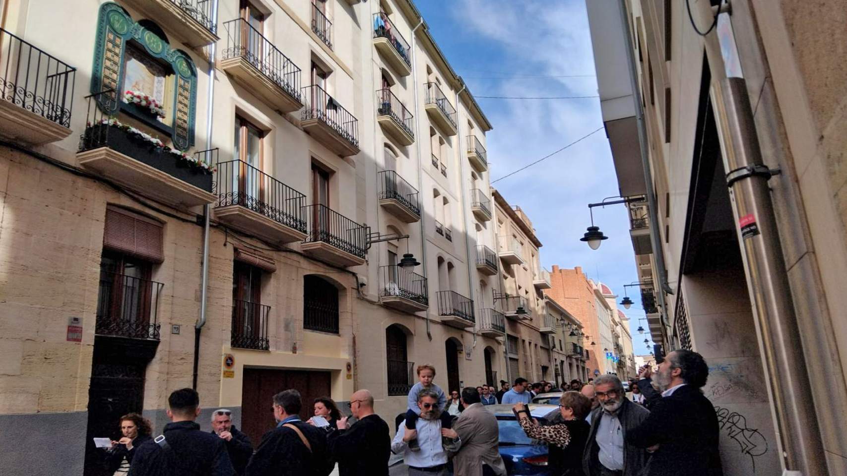 La filà Realistes protagonitza l’ofrena floral al Sant Jordi de les Rajoletes