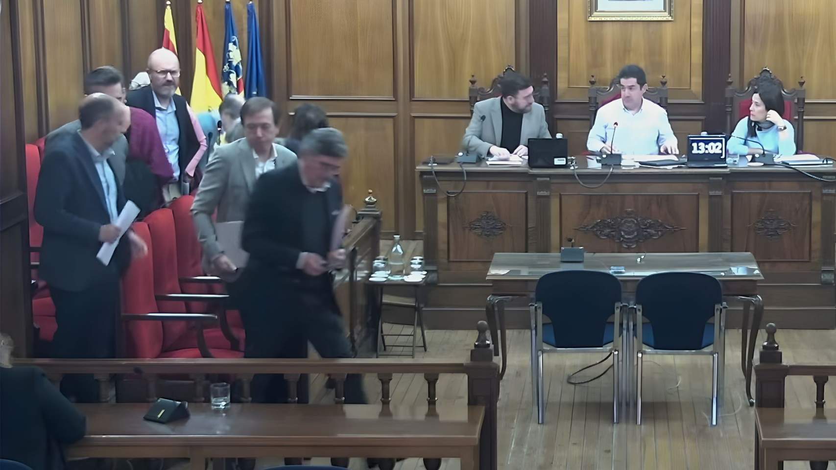 Els regidors de PP i Vox, alcant-se / Captura vídeo Ajuntament