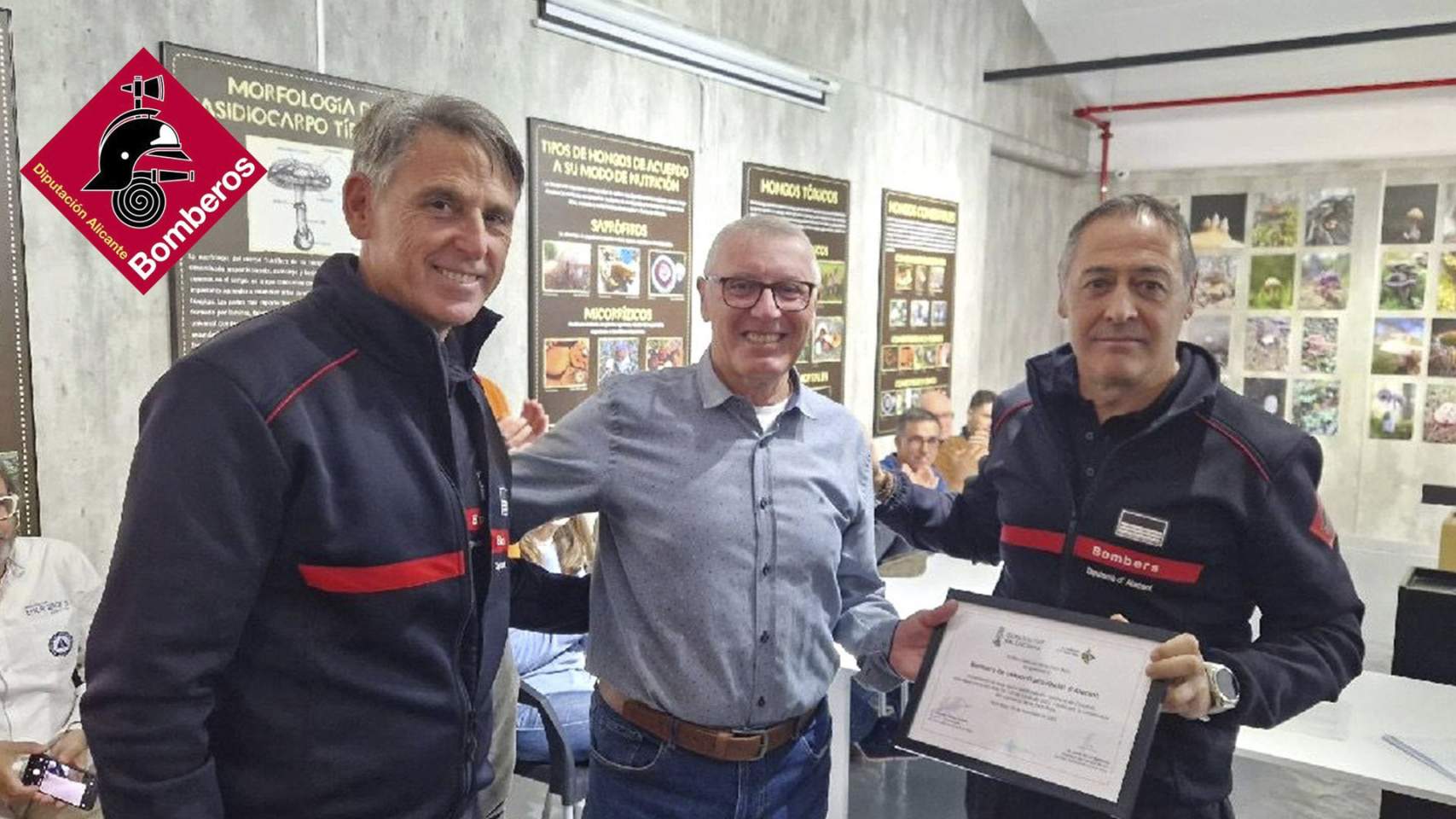 Els bombers reben un reconeixement per l’extinció de l’incendi de juliol a la Font Roja