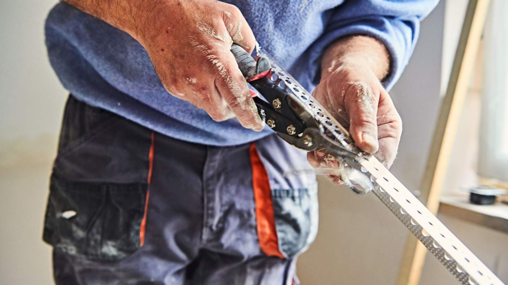 Operari preparant un barandat d'algeps laminat