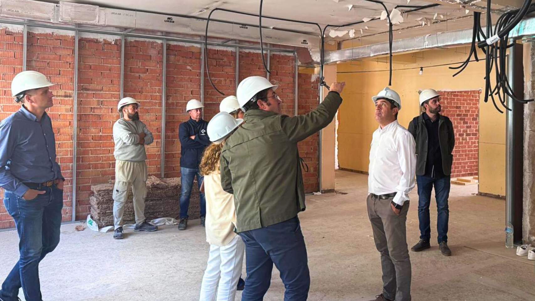 L'arquitecte explica l'obra a la delegació municipal / Foto AdA