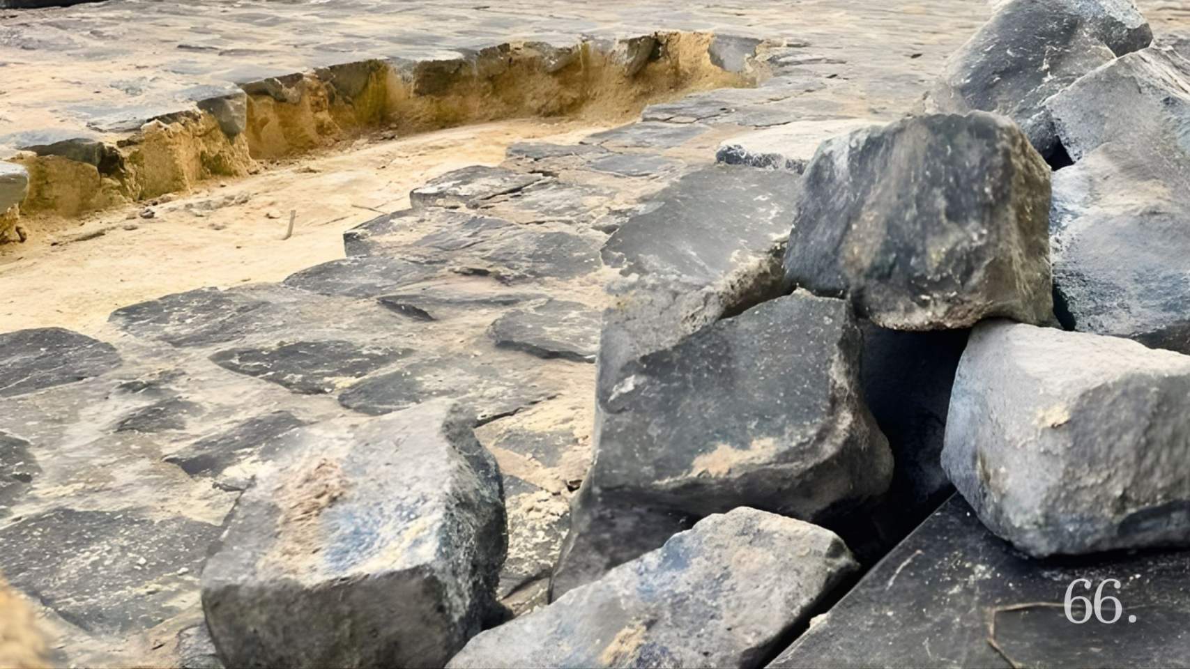 Una de les últimes reparacions de llambordes del centre / ARXp66