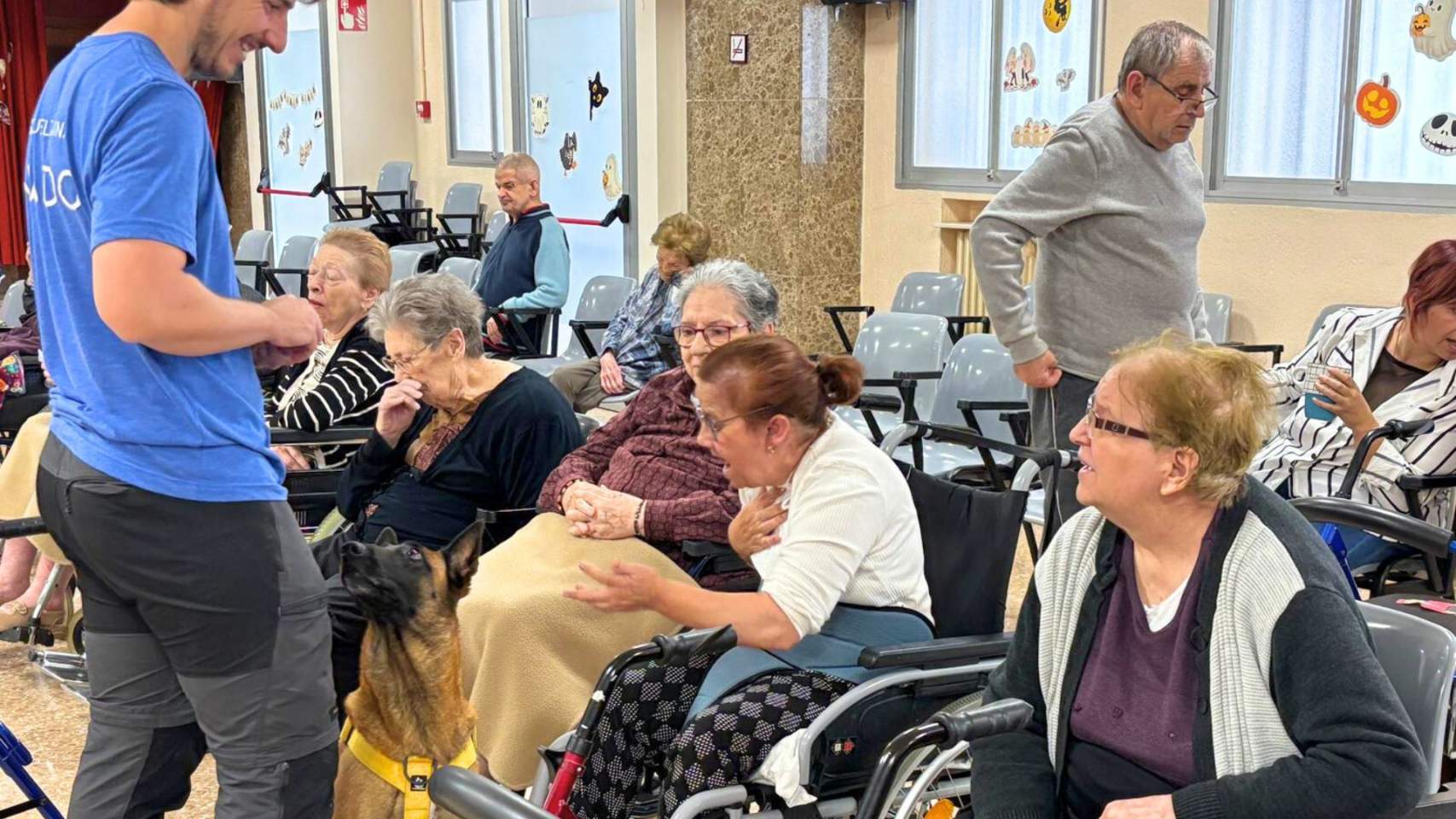 Aire amb el seu entrenador i un grup de persones majors / Foto: AdA