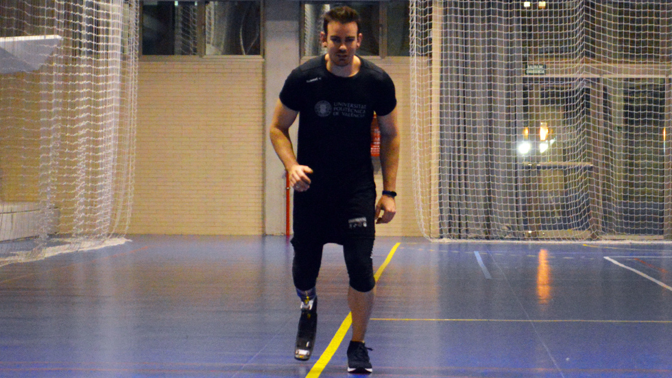 Alejandro Marín con su prótesis de entrenamiento