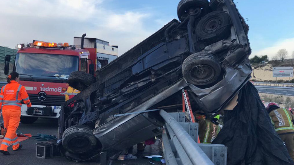El quitamiedos ha quedado encajado en el vehículo / Foto BPM