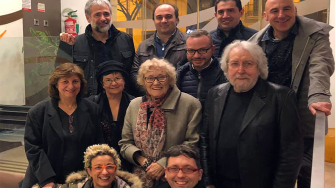 Isabel-Clara Simó arropada en l'acte de presentació del llibre