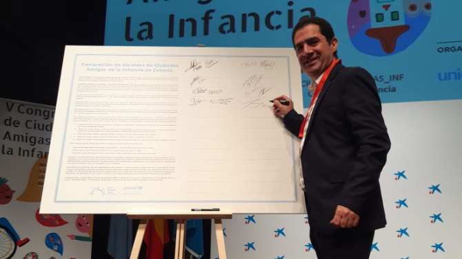 Antonio Francés firmando el compromiso / Foto: Ajuntament Alcoi