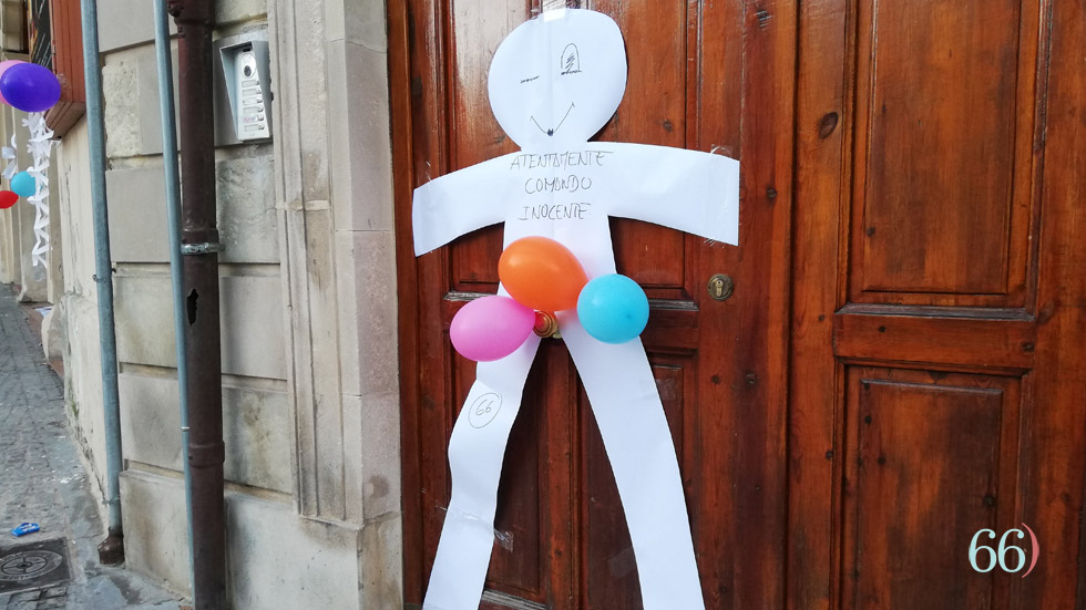 Muñeco gigante en la puerta de Pagina66) / Foto: Pagina66)