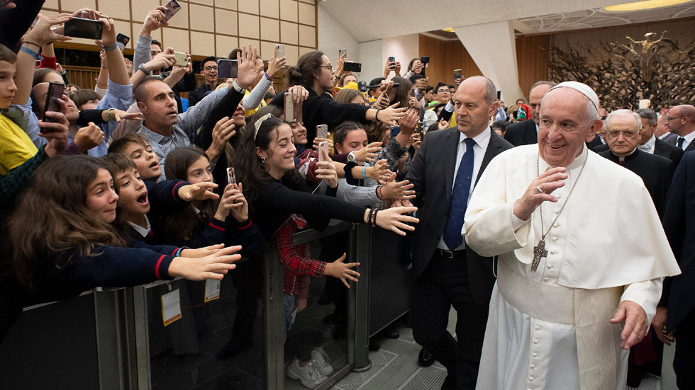 Els alumnes de les Esclaves, prop del Papa / Foto: CESCJ