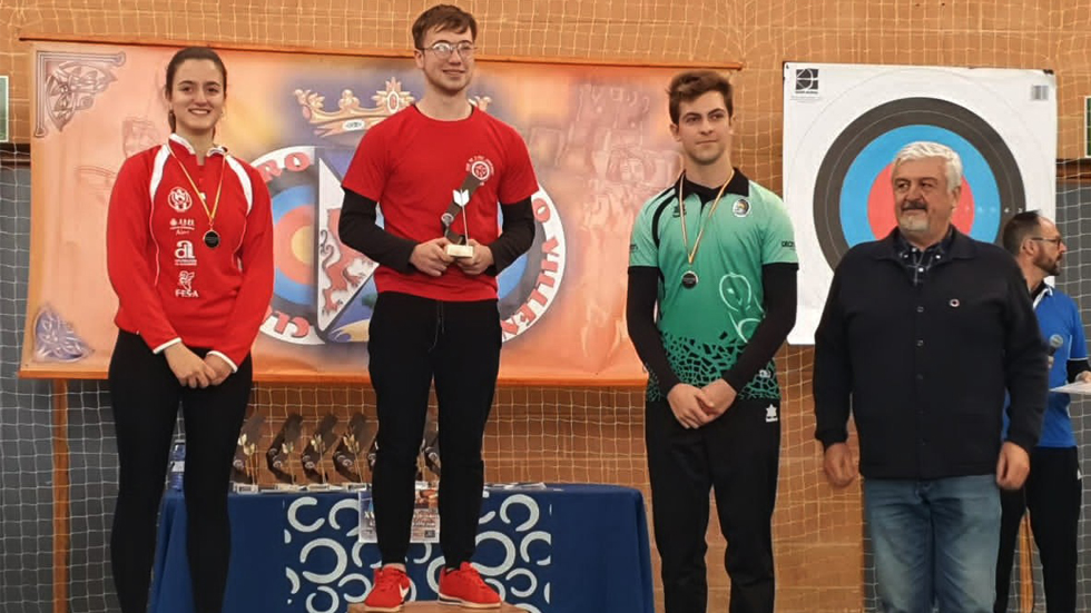 &Agrave;ngels Alcaraz en el podio