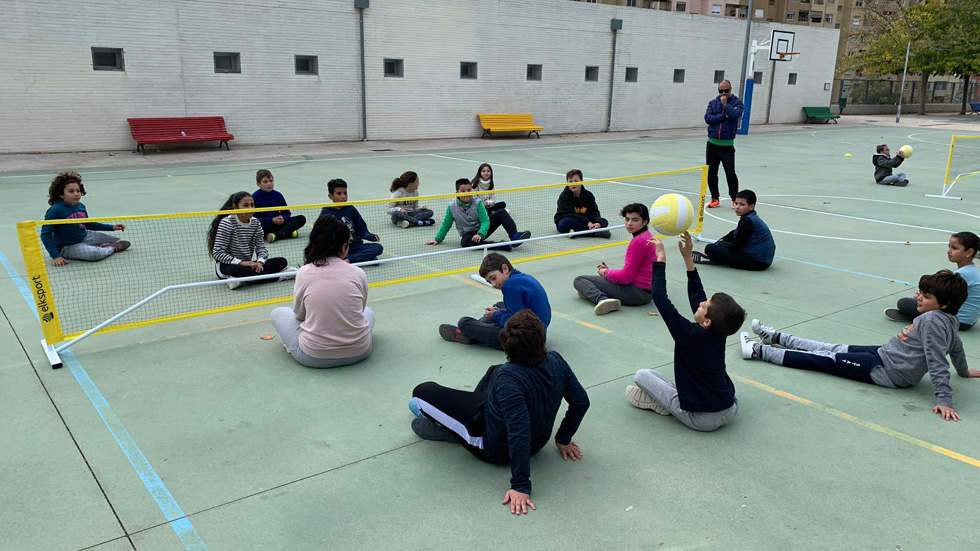 Una seisión de volley adaptado en el CEIP Horta Major / Foto: Ayuntamiento Alcoy