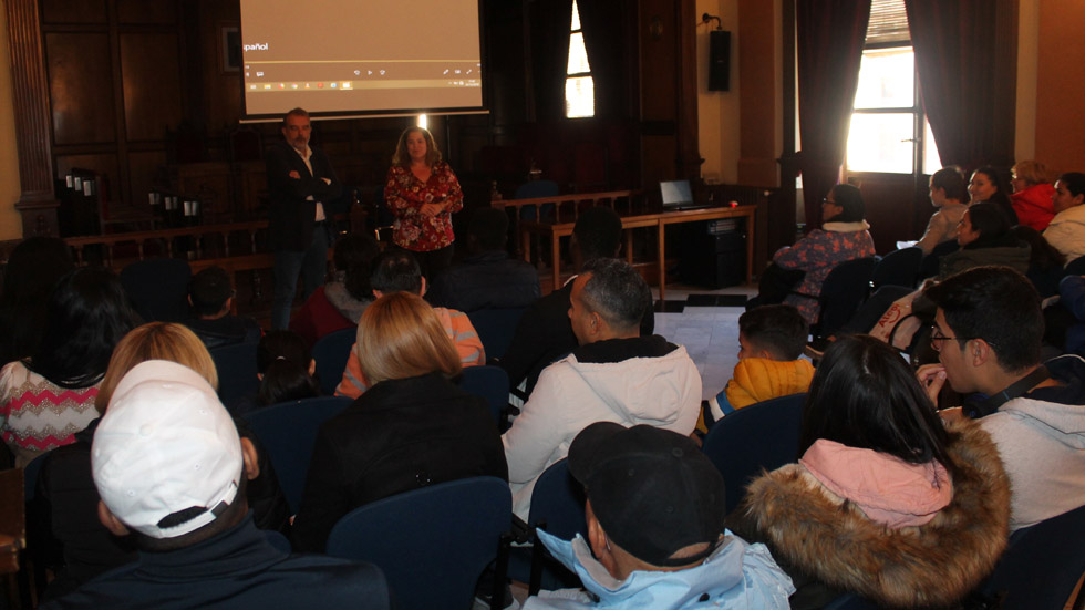 Bienvenida a los refugiados en el Ayuntamiento / Foto: Ajuntament Alcoi/