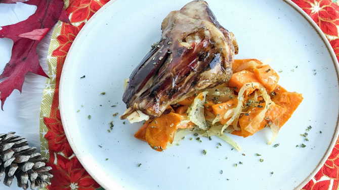 Jarrete de cordero a baja temperatura con patatas a lo pobre / Foto: Click and cooking