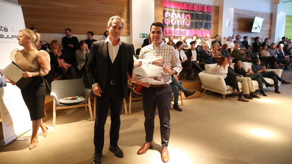 Alejandro López recollint el premi en mans del dissenyador Paolo Mauri / Foto: InterCIDEC