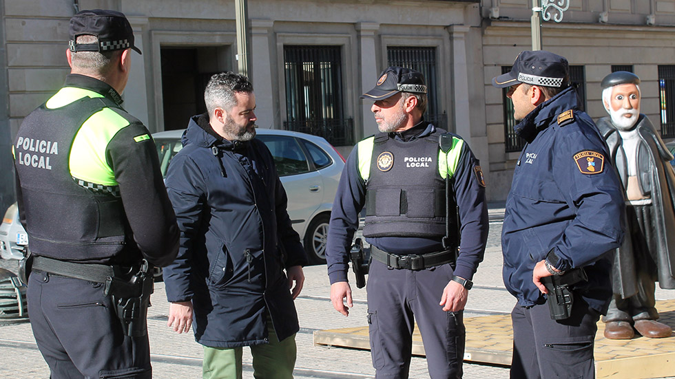 Agentes de Policía junto al concejal de Seguridad / Foto: Archivo