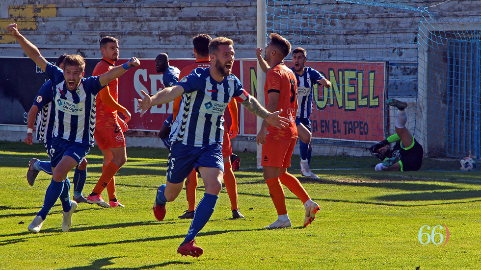 Ra&uacute;l celebra el &uacute;nico tanto del partido