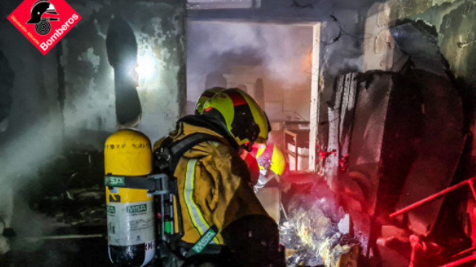 Bomber sufocant el foc en la nau de mobles // Foto: Consorcio Provincial de Bomberos