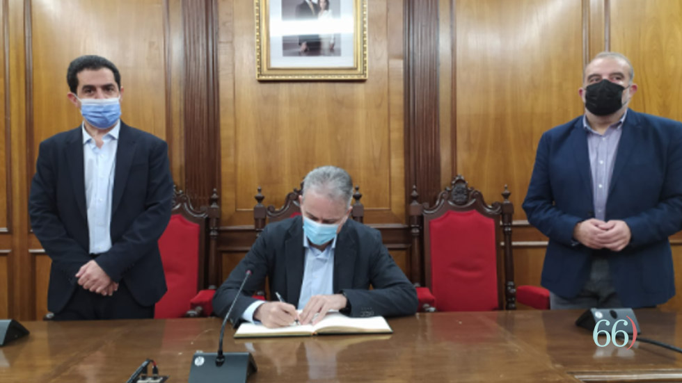 Illueca firma el libro de honor del Ayuntamiento // Foto: SBG