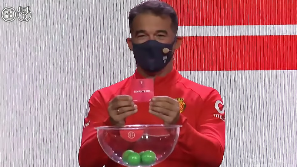 En entrenador del Mallorca, Luis García Plaza, ha sido el encargado de extraer las bolas de los equipos de Primera / Foto: captura RFEF