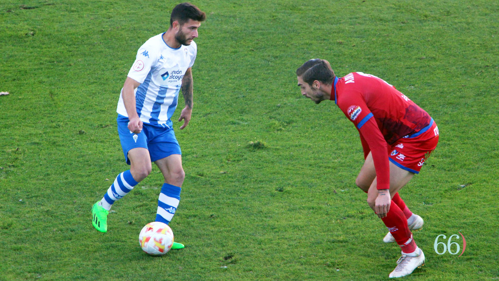 Agüero frente a un defensor del Calahorra