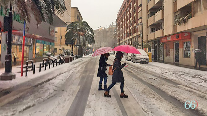 Dos mujeres pasan Alzamora durante una nevada / Foto: Archivo P66