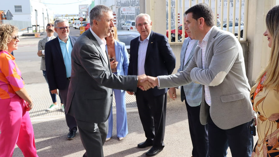 El conseller y la directora del Ivace, Júlia Company, visitan la comunidad de energía del polígono industrial de Alcodar en Gandia, respaldada por el Ivace, con 189.000 euros