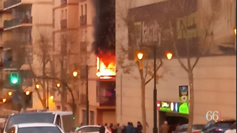 Incendio en una vivienda en la calle Valencia, 30 // Foto: EBM